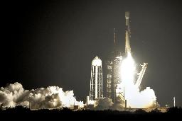 　宇宙船「レジリエンス」をのせ、打ち上げられるロケット＝１月１５日、アメリカ・フロリダ州のケネディ宇宙センター（ＡＰ＝共同）
