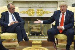 　トランプ米大統領（右）と会談するドイツのメルツ首相＝５日、ワシントン（ＡＰ＝共同）