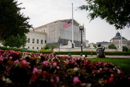 　米連邦最高裁＝５日、ワシントン（ゲッティ＝共同）