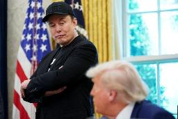 　米ホワイトハウスで開かれた記者会見に出席したイーロン・マスク氏（左）とトランプ大統領＝５月３０日（ロイター＝共同）