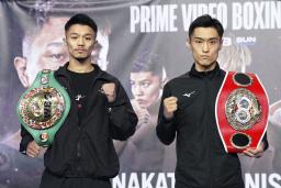 　王座統一戦を前にした記者会見でポーズをとるＷＢＣバンタム級王者の中谷潤人（左）とＩＢＦ同級王者の西田凌佑＝６日、東京都内