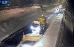 　名神高速道路の関ケ原インターチェンジ付近で行われた除雪作業＝２０２４年１月（中日本高速道路名古屋支社提供）