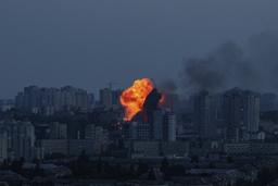 　６日、ウクライナ・キーウで、ロシアによる空爆後に起きた爆発（ＡＰ＝共同）