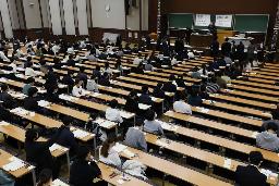 　大学入学共通テストに臨む受験生＝１月、東京都文京区の東大