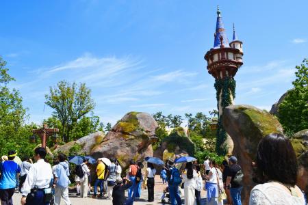 　開業から１年を迎えた東京ディズニーシーの「ファンタジースプリングス」＝６日午前、千葉県浦安市