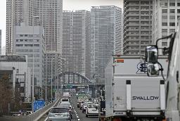 　多くの車が行き交う首都高速道路１号羽田線＝東京都港区