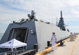 　オーストラリア・ダーウィンに寄港した海自の護衛艦「やはぎ」＝６日（共同）