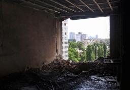 　ウクライナの首都キーウで、ロシアの無人機攻撃で火災が起きた部屋＝６日（共同）