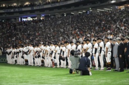 　試合前、長嶋茂雄さんを悼み黙とうをささげる巨人ナインら＝東京ドーム