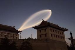 　中国陝西省西安で６日早朝に観測された巨大な発光物（「微博（ウェイボ）」から、共同）