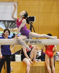 　体操女子の強化合宿で平均台に取り組む岡村真＝東京都北区の味の素ナショナルトレーニングセンター