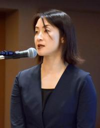 　対人地雷禁止条約のシンポジウムで登壇した「ヒューマン・ライツ・ウオッチ」日本代表の土井香苗さん＝６日午後、東京都豊島区