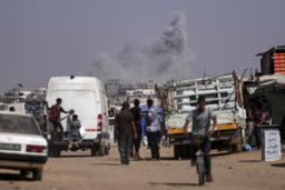 　ガザ南部ハンユニスの東方で、イスラエル軍の空爆後に立ち上る煙＝６日（ＡＰ＝共同）