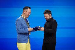 　ウクライナのゼレンスキー大統領（右）から賞を授与される神戸学院大の岡部芳彦教授（ウクライナ大統領府のホームページから、共同）