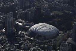 　東京都文京区の東京ドーム（中央）