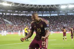 　Ｗ杯南米予選のボリビア戦でゴールを喜ぶベネズエラのサロモン・ロンドン＝６日、マトゥリン（ＡＰ＝共同）