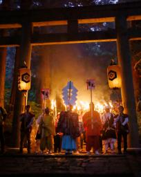　大山の夏山開きの前夜祭で行われた「たいまつ行列」＝７日夕、鳥取県大山町