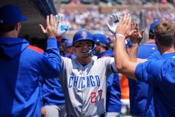 　一回に先制の１５号ソロを打ち、チームメイトに歓迎される鈴木＝７日、デトロイト（ＡＰ＝共同）