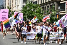 　７日、米ワシントン中心部で行われたＬＧＢＴパレード（共同）