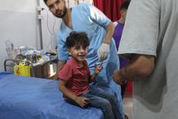 　７日、ガザ中部ヌセイラト難民キャンプでのイスラエルの攻撃後、病院に搬送された子ども（ゲッティ＝共同）