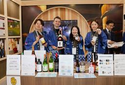 　日本の「伝統的酒造り」をアピールする農林水産省などのブース＝８日午後、大阪市此花区の夢洲