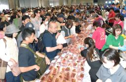 　大勢の人でにぎわう「境港まぐろ感謝祭」＝８日午前、鳥取県境港市