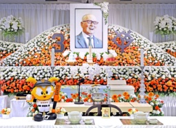 　葬儀・告別式で祭壇に飾られた長嶋茂雄さんの遺影＝８日午前、東京都内（読売新聞社提供）