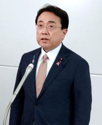 　米国から帰国し、羽田空港で記者団の取材に応じる赤沢経済再生相＝８日午後