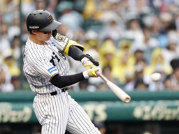 　３回阪神２死一、二塁、森下が左越えに３ランを放つ＝甲子園