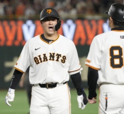 　４回、先制打を放った巨人・岸田＝東京ドーム