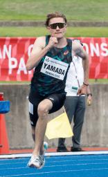 　「デフリンピック」の日本代表らが出場する男子２００メートルで優勝した山田真樹＝弘進ゴムアスリートパーク仙台