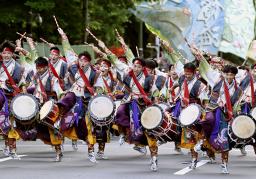 　「ＹＯＳＡＫＯＩソーラン祭り」がフィナーレを迎え、パレードする踊り子＝８日午後、札幌市中央区