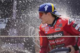 　アラゴンＧＰで今季４勝目を挙げ、喜ぶドゥカティのマルク・マルケス＝８日、アルカニス（ＡＰ＝共同）