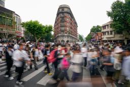 　中国上海市内を行き交う人たち＝５月（共同）