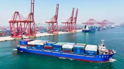 　中国山東省の日照港を離れるコンテナ船＝５月（新華社＝共同）