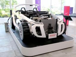 　「デンソーミュージアム」に展示された、構造を見えるようにした電気自動車＝５日午前、愛知県刈谷市