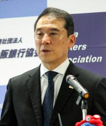 　大阪銀行協会の会長に就任し、記者会見するりそな銀行の岩永省一社長＝９日午後、大阪市北区