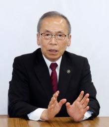 　記者の質問に答える、千葉県船橋市長選で４選を目指す松戸徹氏＝５月、市役所