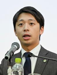 　バスケットボールのＢ１北海道のオーナーに就任し、記者会見する小川嶺氏＝９日、札幌市