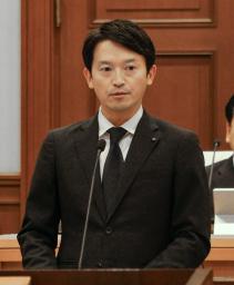 　兵庫県議会で答弁する斎藤元彦知事＝９日午後