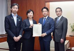 　小泉農相（中央右）に決議書を提出する自民党の野田聖子衆院議員（同左）ら＝９日午後、農水省