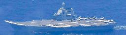 　中国海軍の空母「山東」（防衛省統合幕僚監部提供）