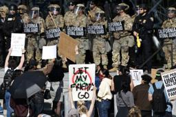　９日、米ロサンゼルスで州兵や警察と対峙する抗議活動の参加者（ゲッティ＝共同）