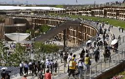 　大阪・関西万博の大屋根リングを散策する来場者＝５月、大阪市此花区の夢洲(
