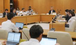 　斎藤元彦兵庫県知事の給与減額条例改正案について、採決見送りを決めた県議会総務常任委員会＝１０日午前