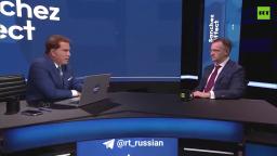 　９日に公開されたロシア国営メディア「ＲＴ」の番組で、インタビューに答えるメジンスキー大統領補佐官（右）（ＲＴ提供・共同）