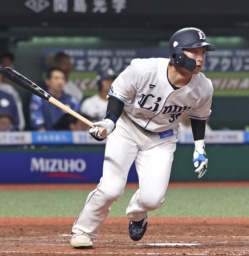 　８回西武１死満塁、山村が右前に勝ち越し打を放つ＝ベルーナドーム