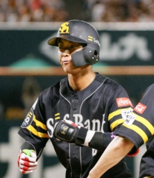 　８回、勝ち越し打を放ちポーズをとるソフトバンク・今宮＝みずほペイペイドーム