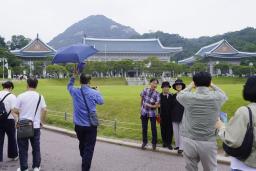 　韓国の青瓦台で写真撮影する観光客＝２日、ソウル（共同）