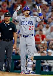 　フィリーズ戦の８回、左前に適時打を放ち、ポーズをとるカブス・鈴木＝フィラデルフィア（共同）